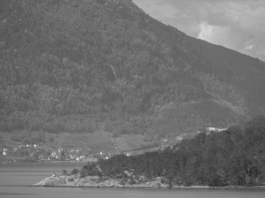 Norveç limanındaki küçük Eidfjord köyü