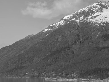 Norveç limanındaki küçük Eidfjord köyü