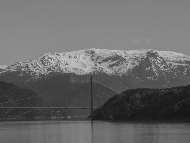 Norveç limanındaki küçük Eidfjord köyü