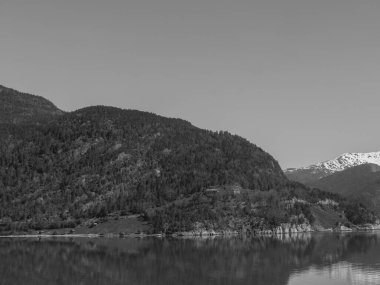 Norveç limanındaki küçük Eidfjord köyü