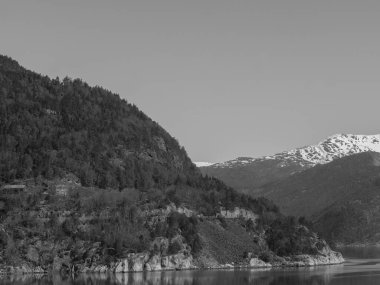 Norveç limanındaki küçük Eidfjord köyü
