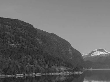 Norveç limanındaki küçük Eidfjord köyü