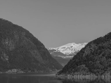 Norveç limanındaki küçük Eidfjord köyü