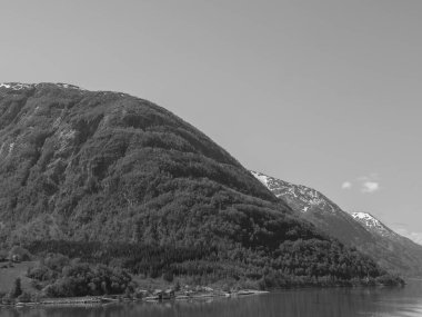 Norveç limanındaki küçük Eidfjord köyü