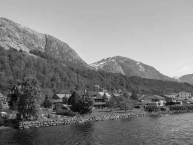 Norveç limanındaki küçük Eidfjord köyü