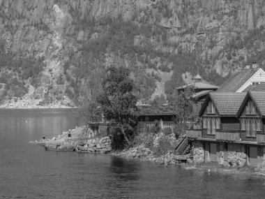 Norveç limanındaki küçük Eidfjord köyü