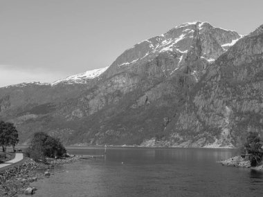 Norveç limanındaki küçük Eidfjord köyü