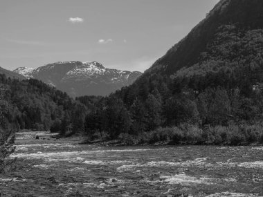 Norveç limanındaki küçük Eidfjord köyü