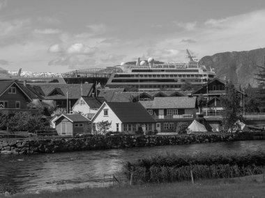 Norveç limanındaki küçük Eidfjord köyü