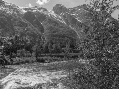 Norveç limanındaki küçük Eidfjord köyü