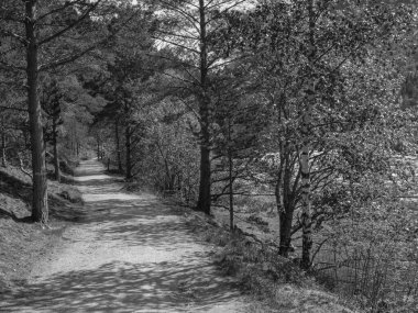 Norveç limanındaki küçük Eidfjord köyü