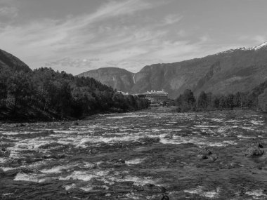 Norveç limanındaki küçük Eidfjord köyü