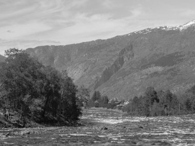 Norveç limanındaki küçük Eidfjord köyü