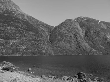 Norveç limanındaki küçük Eidfjord köyü