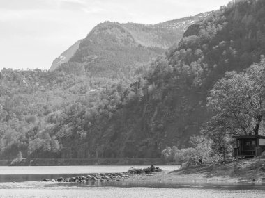 Norveç limanındaki küçük Eidfjord köyü