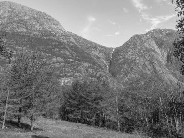 Norveç limanındaki küçük Eidfjord köyü