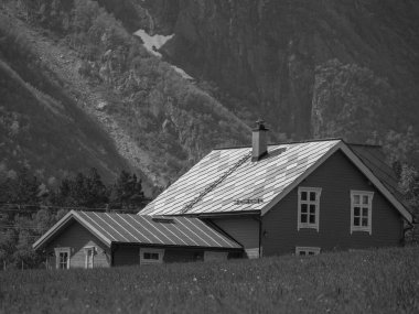 Norveç limanındaki küçük Eidfjord köyü