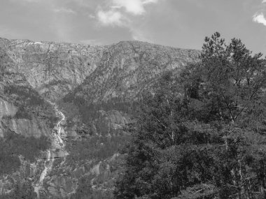 Norveç limanındaki küçük Eidfjord köyü