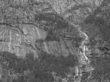 Norveç limanındaki küçük Eidfjord köyü