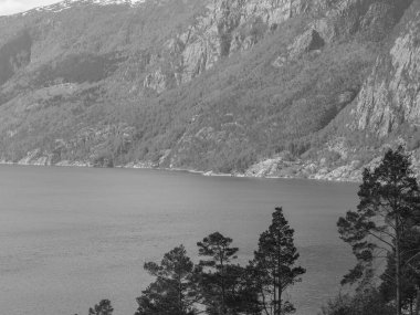 Norveç limanındaki küçük Eidfjord köyü