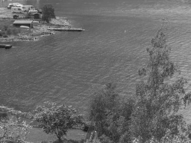 Norveç limanındaki küçük Eidfjord köyü