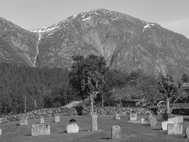 Norveç limanındaki küçük Eidfjord köyü
