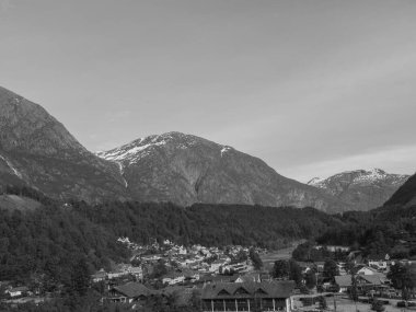 Norveç limanındaki küçük Eidfjord köyü