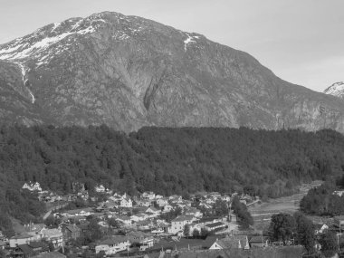 Norveç limanındaki küçük Eidfjord köyü
