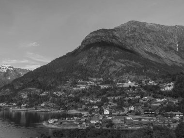 Norveç limanındaki küçük Eidfjord köyü
