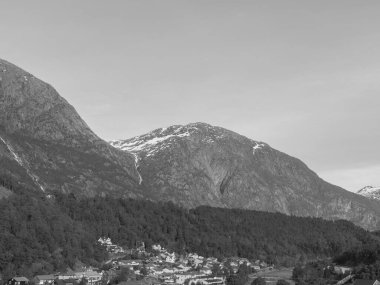Norveç limanındaki küçük Eidfjord köyü