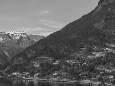 Norveç limanındaki küçük Eidfjord köyü
