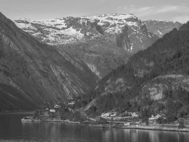 Norveç limanındaki küçük Eidfjord köyü