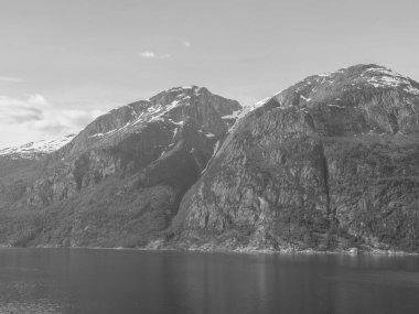 Norveç limanındaki küçük Eidfjord köyü