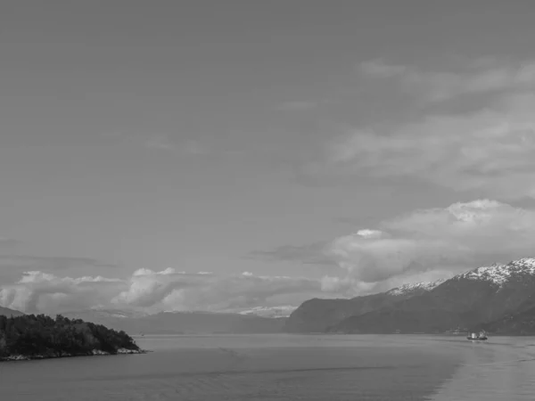 Norveç Limanındaki Küçük Eidfjord Köyü — Stok fotoğraf