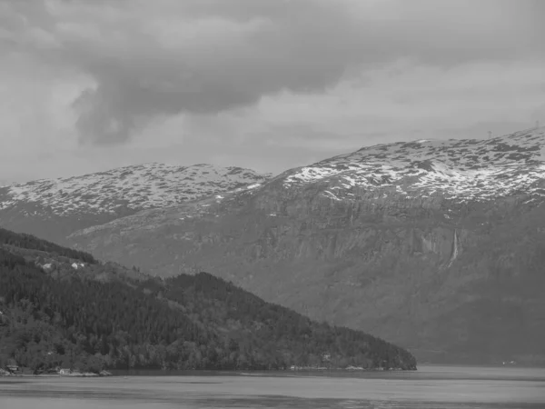 Norveç Limanındaki Küçük Eidfjord Köyü — Stok fotoğraf