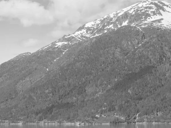 Norveç limanındaki küçük Eidfjord köyü