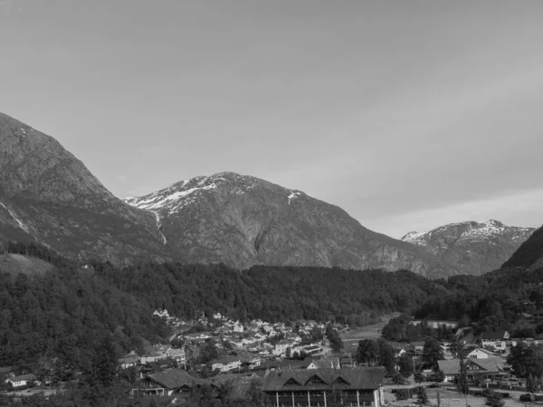 Μικρό Χωριό Eidfjord Στο Νορβηγικό Hardangerfjord — Φωτογραφία Αρχείου