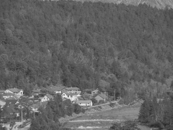Norveç limanındaki küçük Eidfjord köyü