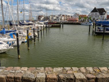 Holstein-Holstein eyâletinde, Maasholm ve Eckernfoette 'nin küçük bir köyü.