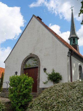 Holstein-Holstein eyâletinde, Maasholm ve Eckernfoette 'nin küçük bir köyü.