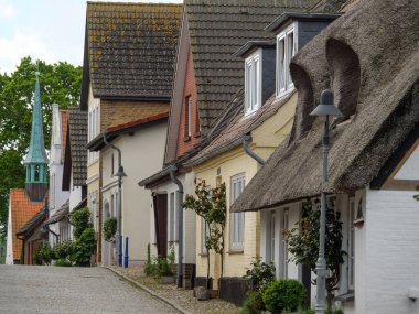 Holstein-Holstein eyâletinde, Maasholm ve Eckernfoette 'nin küçük bir köyü.