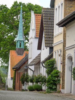 Holstein-Holstein eyâletinde, Maasholm ve Eckernfoette 'nin küçük bir köyü.