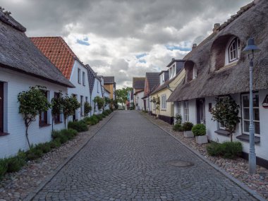 Holstein-Holstein eyâletinde, Maasholm ve Eckernfoette 'nin küçük bir köyü.