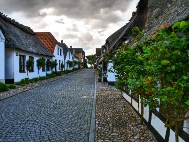 Holstein-Holstein eyâletinde, Maasholm ve Eckernfoette 'nin küçük bir köyü.