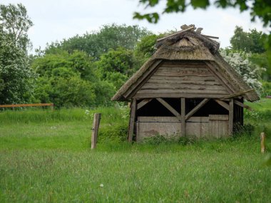 Holstein-Holstein eyâletinde, Maasholm ve Eckernfoette 'nin küçük bir köyü.