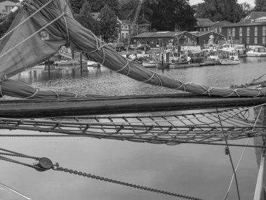 Holstein-Holstein eyâletinde, Maasholm ve Eckernfoette 'nin küçük bir köyü.