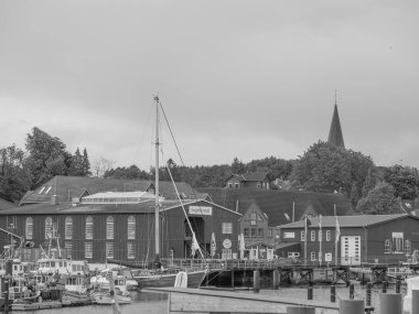 Holstein-Holstein eyâletinde, Maasholm ve Eckernfoette 'nin küçük bir köyü.