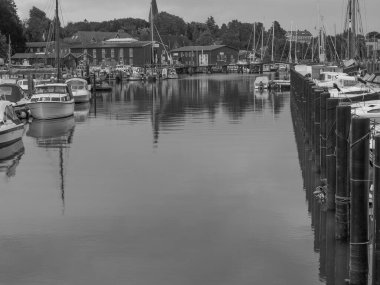 Holstein-Holstein eyâletinde, Maasholm ve Eckernfoette 'nin küçük bir köyü.