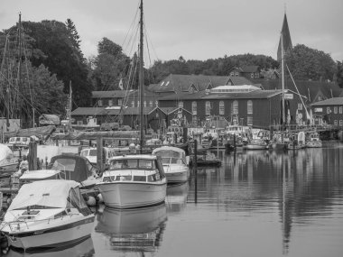 Holstein-Holstein eyâletinde, Maasholm ve Eckernfoette 'nin küçük bir köyü.