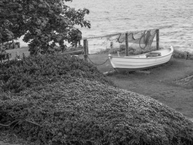 Holstein-Holstein eyâletinde, Maasholm ve Eckernfoette 'nin küçük bir köyü.